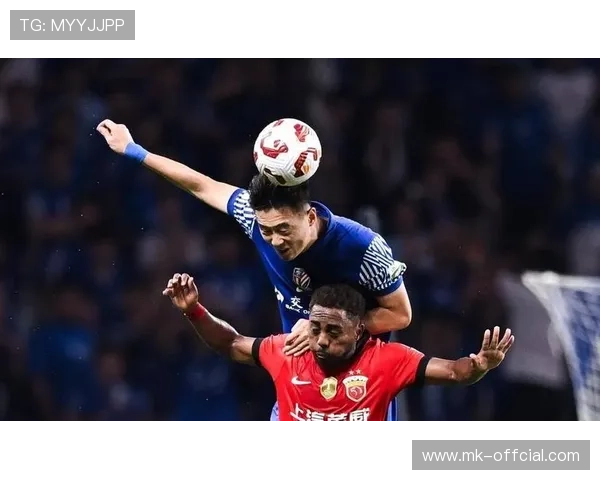 铁锤帮球迷见证球队逆转,主场气氛热烈 铁锤帮球迷见证球队逆转,主场气氛热烈