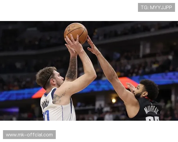 约基奇勾手反超后弗拉格压哨绝杀，掘金独行侠上演对攻大战